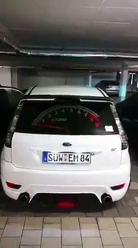 Un compte-tours géant sur le pare-brise arrière d'une voiture