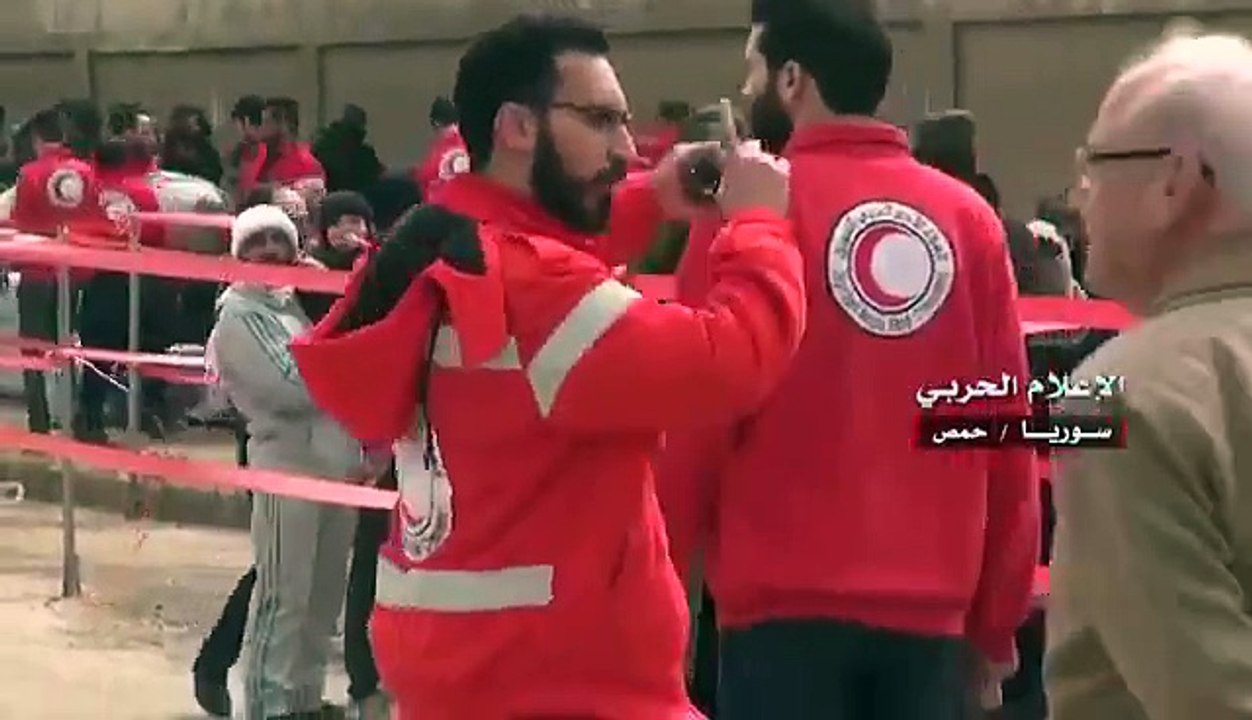 بالفيديو خروج 300 مسلح و1065 مدني من حي الوعر في حمص بإتجاه ريف حلب الشمالي