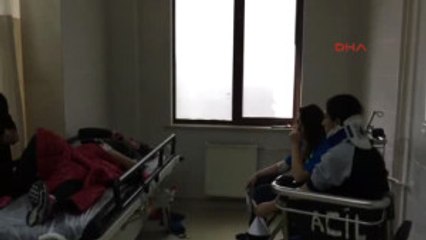 Ağrılı Kadın Futbol Takımını Taşıyan Minibüs Kaza Yaptı 14'ü Futbolcu 18 Kişi Yaralandı