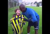 Moussa Sow rencontre son plus grand Fan en Turquie ! Regardez
