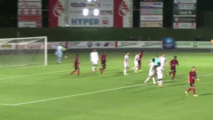 Coup franc lointain avec tête dangereuse de Ba