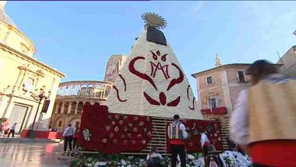 Una Valencia soleada y abarrotada afronta la recta final de las Fallas