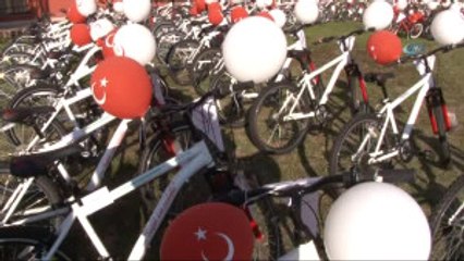 Bakan Zeybekci, 18 Mart'ta Şehit ve Gazi Çocuklarını Sevindirdi