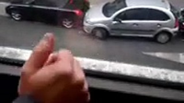 Une femme n'hésite pas à emboutir deux voitures pour faire son créneau !