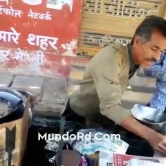 Increible fijate como este hombre mete sus manos en aceite super caliente y sirve la comida