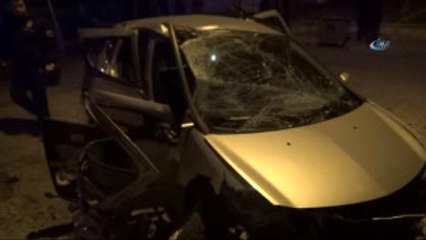 Kütahya'da Otomobil Elektrik Direğine Çarptı: 1 Ölü 2 Yaralı