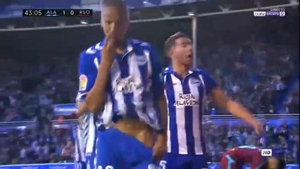 Brasileiro marca na Espanha e quase fica nu em comemoração