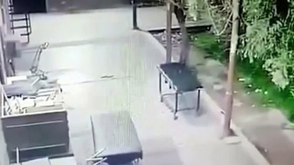 Lëvizjet e çuditshme të shtratit nëpër oborrin e spitalit