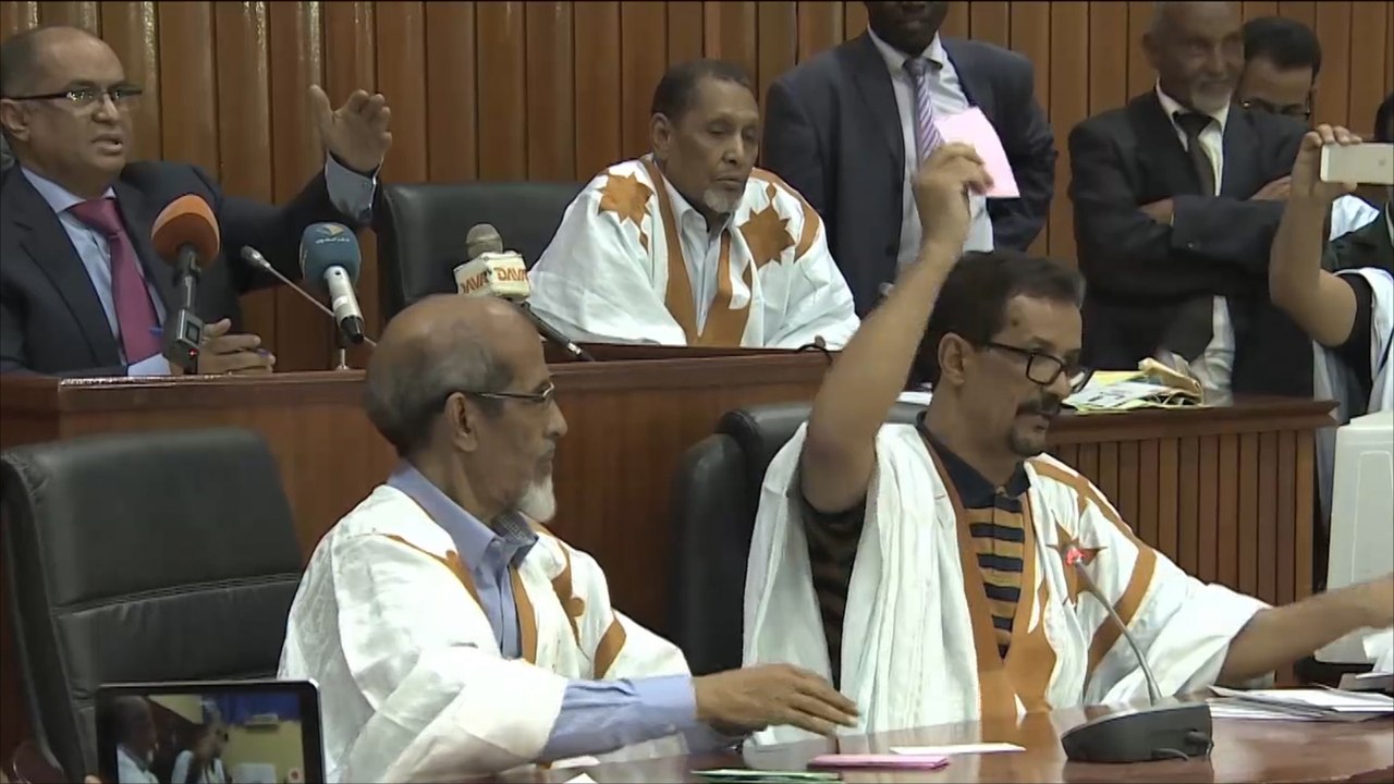 معارضة موريتانيا الرافضة لتعديل الدستور تشيد بإسقاط التعديلات