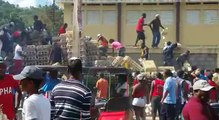 Saquean camión de pollos tras sufrir accidente en Samaná