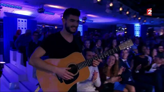 Maitre Gims interprète 'Tout donner' en live acoustiqu