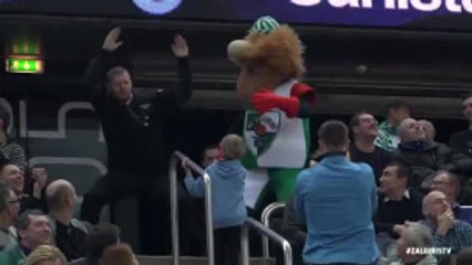 Zalgiris Maskotu İle Dans Eden Güvenlik Görevlisi Sosyal Medyayı Salladı