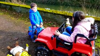 Shrek Car Ride On Power Wheels Jumping into Lake Fail Accident-MSp9F