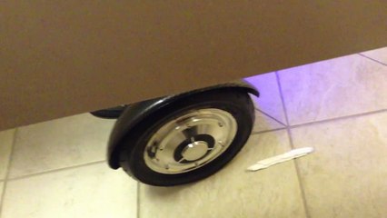 On peut aussi aller aux toilettes en hoverboard.