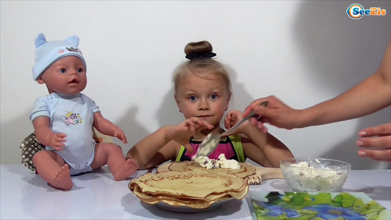 ✔ Baby Born. Видео для детей. Готовим блинчики...