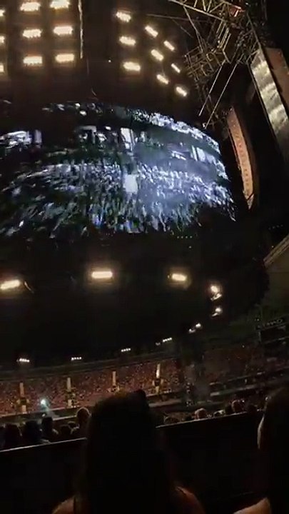 Adele Melbourne - Shirt Cannon - Etihad Stadium Live 18 Mar 2017
