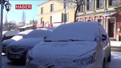 Kars'ta yollar buz pistine döndü