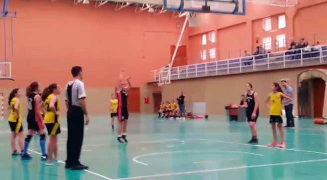 ANA MISA EN LA LÍNEA DE TIROS LIBRES.