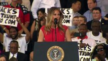 Melania Trump contre-attaque et récite le Notre Père au Meeting en Floride !
