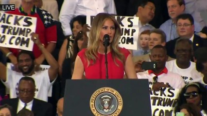 Melania Trump contre-attaque et récite le Notre Père au Meeting en Floride !