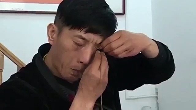 Ce Chinois soulève des seaux d'eau avec ses paupières !