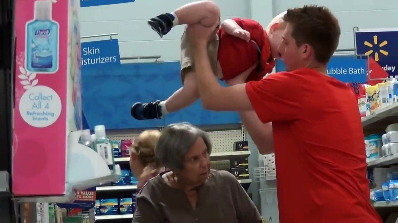 Il fait croire à cette mamie qu'elle a un bébé sur la tête