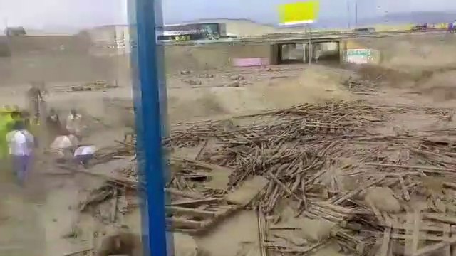 Cette coulée de boue emporte tout sur son passage mais une femme en sort miraculeusement vivante