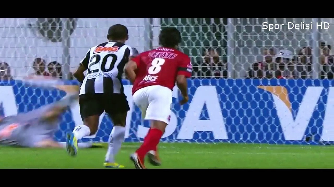 Futbolda Sıradışı Kaleci Kurtarışları ● HD