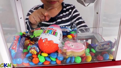 Chocolate Candy CLAW MACHINE Fun With Kinder Surprise Egg Peppa Pig Cookie Chupa Chups M&M's Ckn Toy-rq5pcSo6r60