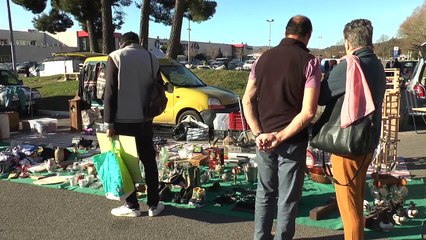 Digne-les-Bains : Ambiance conviviale au vide grenier du dimanche