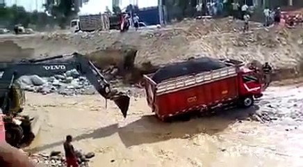 Impactante. Huayco en río Huaycoloro se lleva camiones varados a su paso