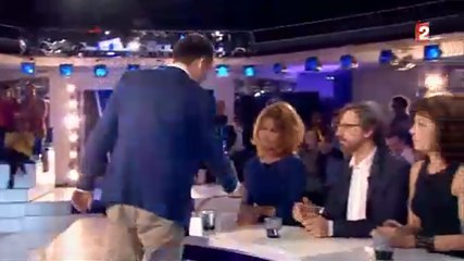 Clémentine Célarié refuse de serrer la main de Florian Philippot.