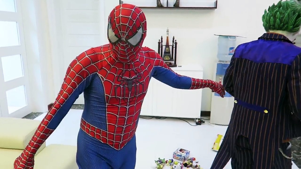 Venom KILLS Spiderman ! w/ Hulk Vs Joker Death Battle superhero in real life Superheroes m