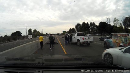 Une voiture change de file brusquement et renverse un motard