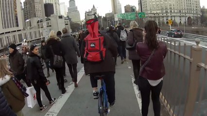 Pousser les piétons sur une piste cyclable en chantant