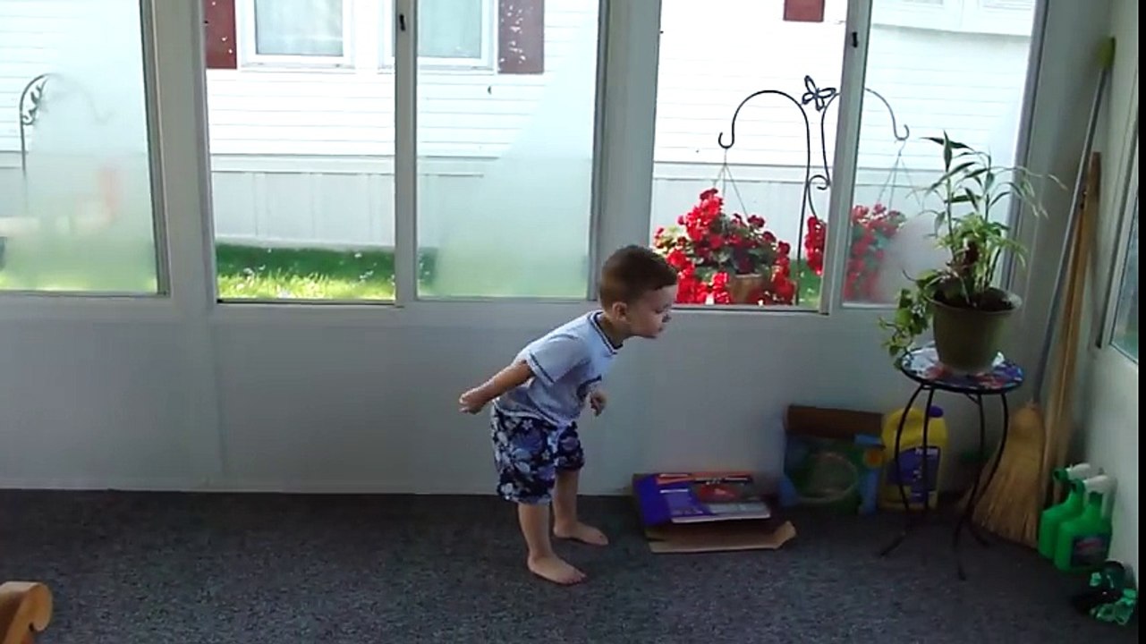Kid Sings and Headbangs to School's Out