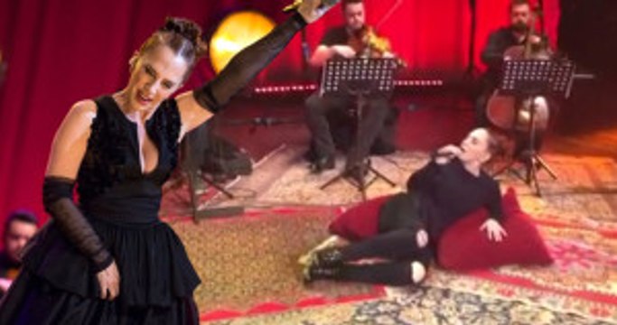Sertab Erener Oda Konsteptinde Yere Yatıp Konser Verdi