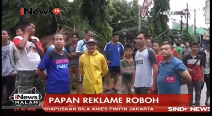 Sejumlah Warung Hancur Tertimpa Papan Reklame