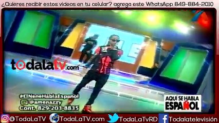 Una fan le brinca encima a El Nene Amenaza mientras cantaba-Aquí Se Habla Español-Video