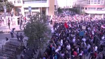 Göstericiler Lübnan Başbakanı Hariri'ye Pet Şişe Attı