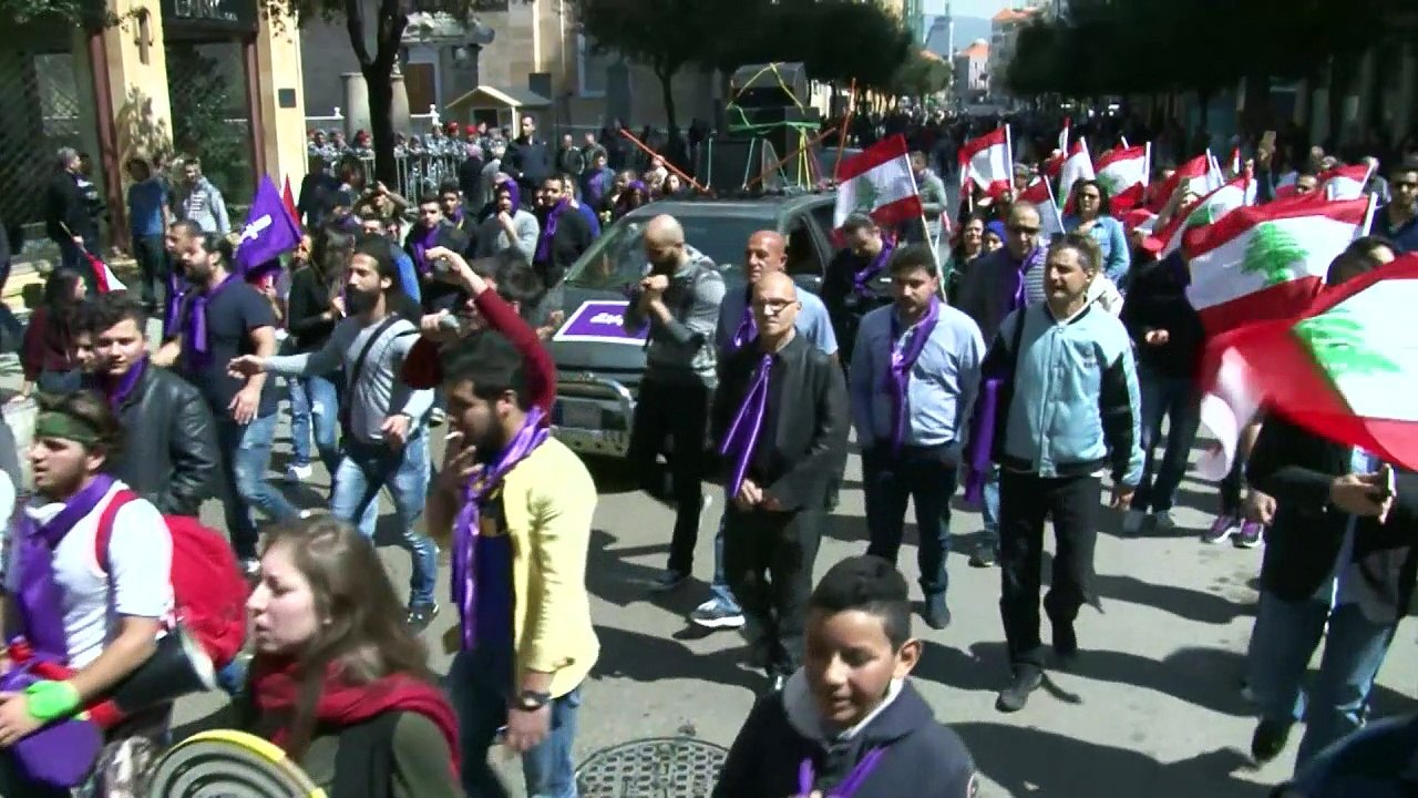 تظاهرات في بيروت احتجاجا على الاتجاه لفرض ضرائب جديدة