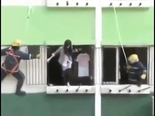 Un type mange des popcorn à sa fenêtre pendant le sauvetage impression d'une voisine ! Trop insolite !