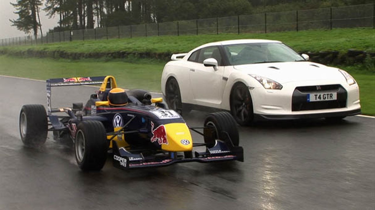 Nissan GT-R vs Formula 3 car video