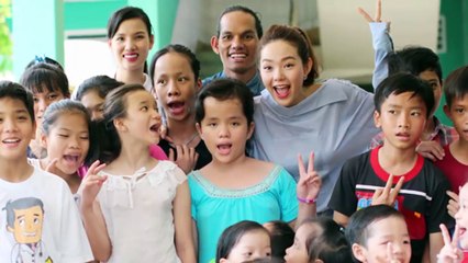 Minh Hang crying when visiting the orphans