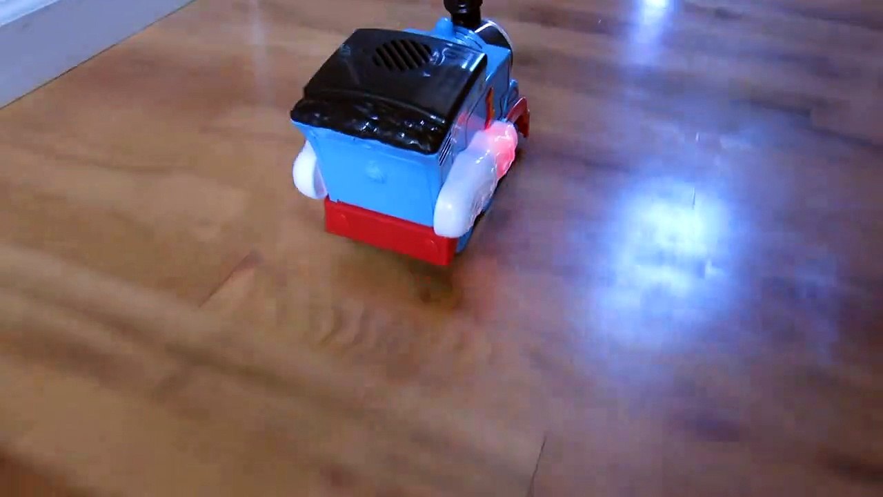 THOMAS STEAM RATTLE ROLL ROCK AND ROLL SINGING RC TANK ENGINE TRAIN RACE-nnyAm