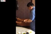 The martial arts champion uses paper money to cut off the chopsticks