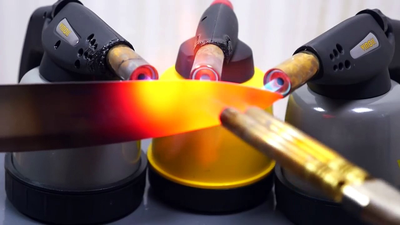 EXPERIMENT Glowing 1000 degree KNIFE VS MATCHES - Mr Gear