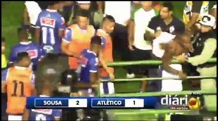 Confusão durante o jogo Sousa  e Atlético