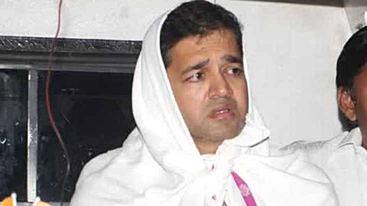 Aishwarya Rai's Brother In Tears At Father's Funeral