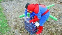 SUPERMAN vs SPIDERMAN POWER WHEELS RACE GIANT SURPRISE TOYS KIDS opening PLAYTIME AT THE PARK batman-b